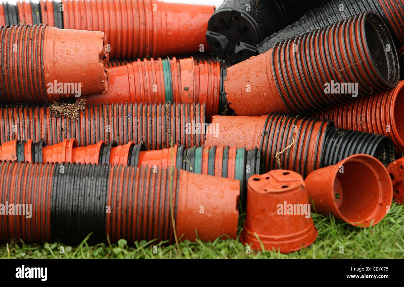 Vasi di fiori accatastati allo spettacolo RHS a Tatton Park, Cheshire. Lo spettacolo inizia domani e si svolge fino al 26 luglio. Foto Stock