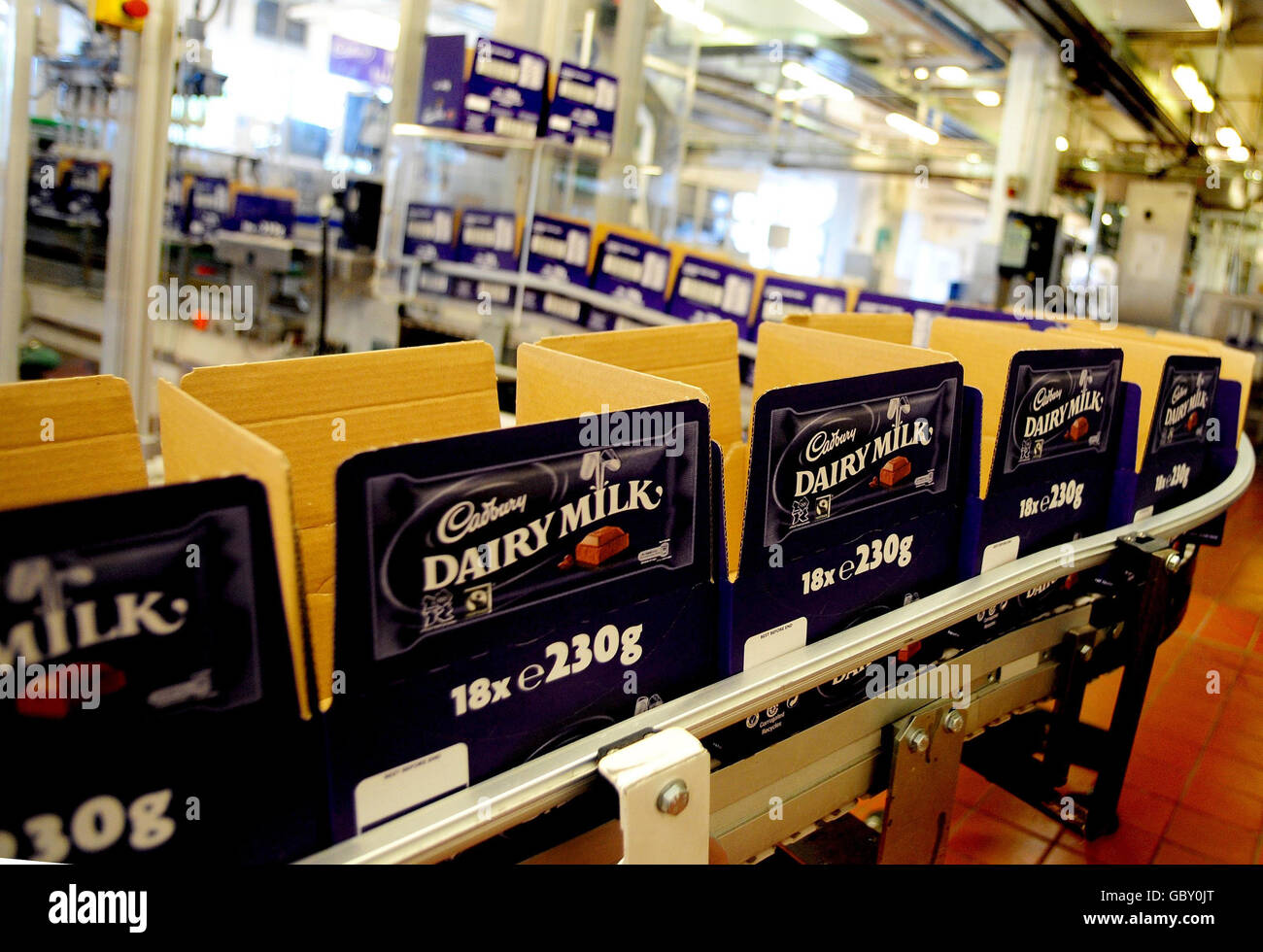 Le nuove barre di latte Fairtrade Cadbury Dairy si staccano per la prima volta dalla linea di produzione presso lo stabilimento di Bournville, Birmingham, lunedì 20 luglio. Foto Stock