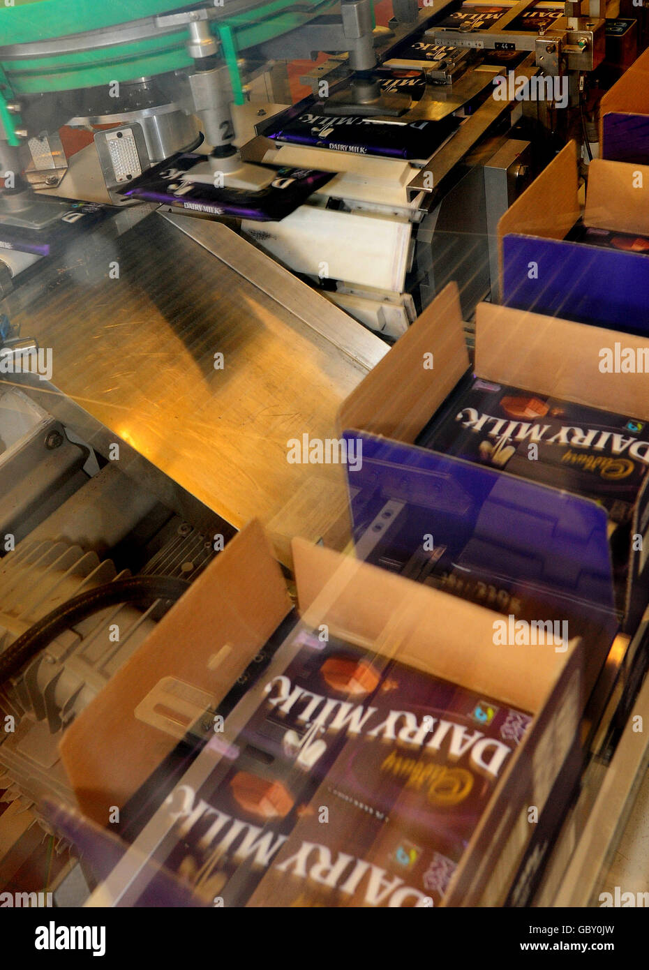Le nuove barre di latte Fairtrade Cadbury Dairy si staccano per la prima volta dalla linea di produzione presso lo stabilimento di Bournville, Birmingham, lunedì 20 luglio. Foto Stock