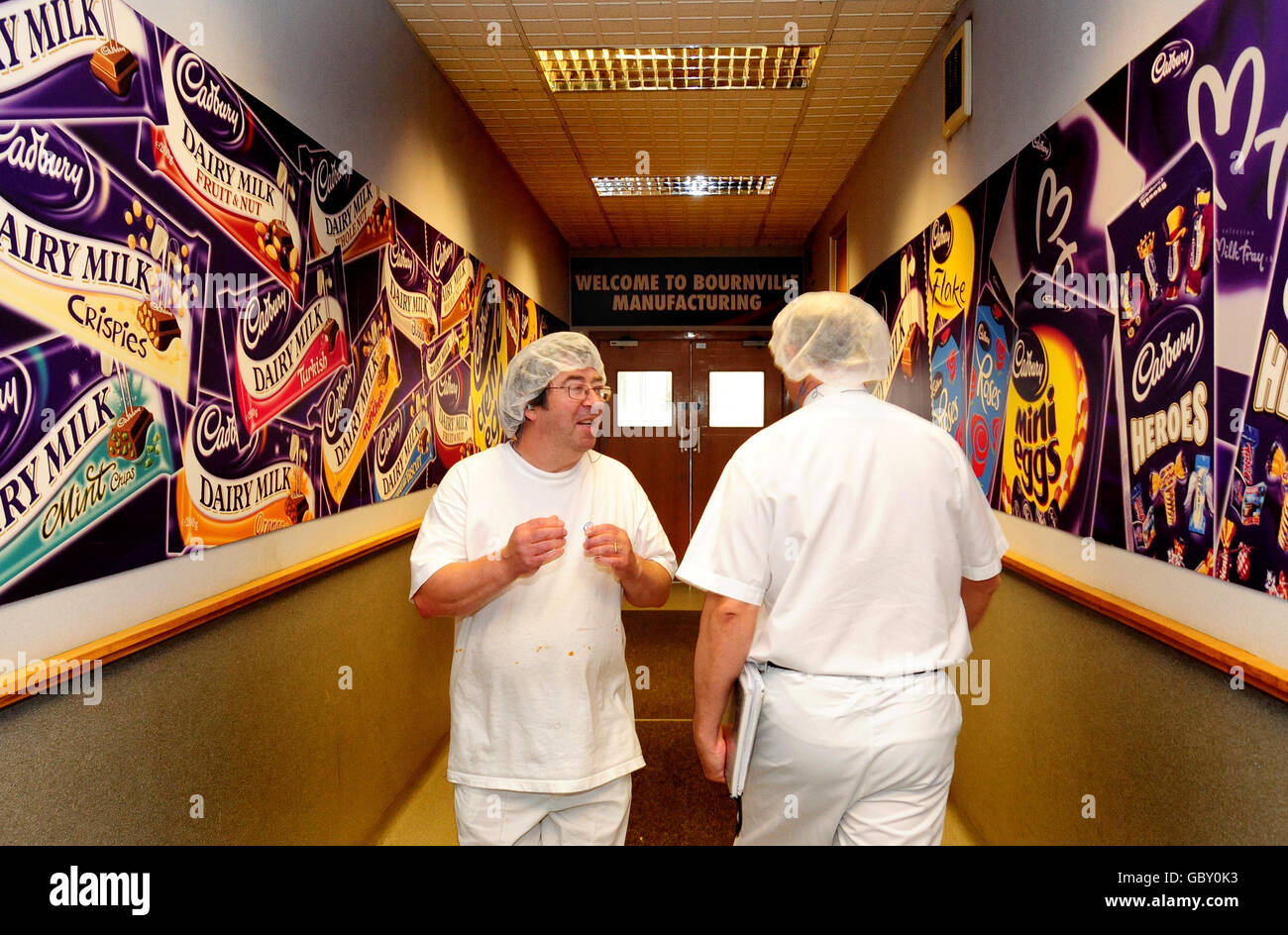Il personale parla di come le nuove barre di latte Fairtrade Cadbury Dairy rotolano fuori dalla linea di produzione per la prima volta alla fabbrica di Bournville, Birmingham lunedì 20 luglio. Foto Stock