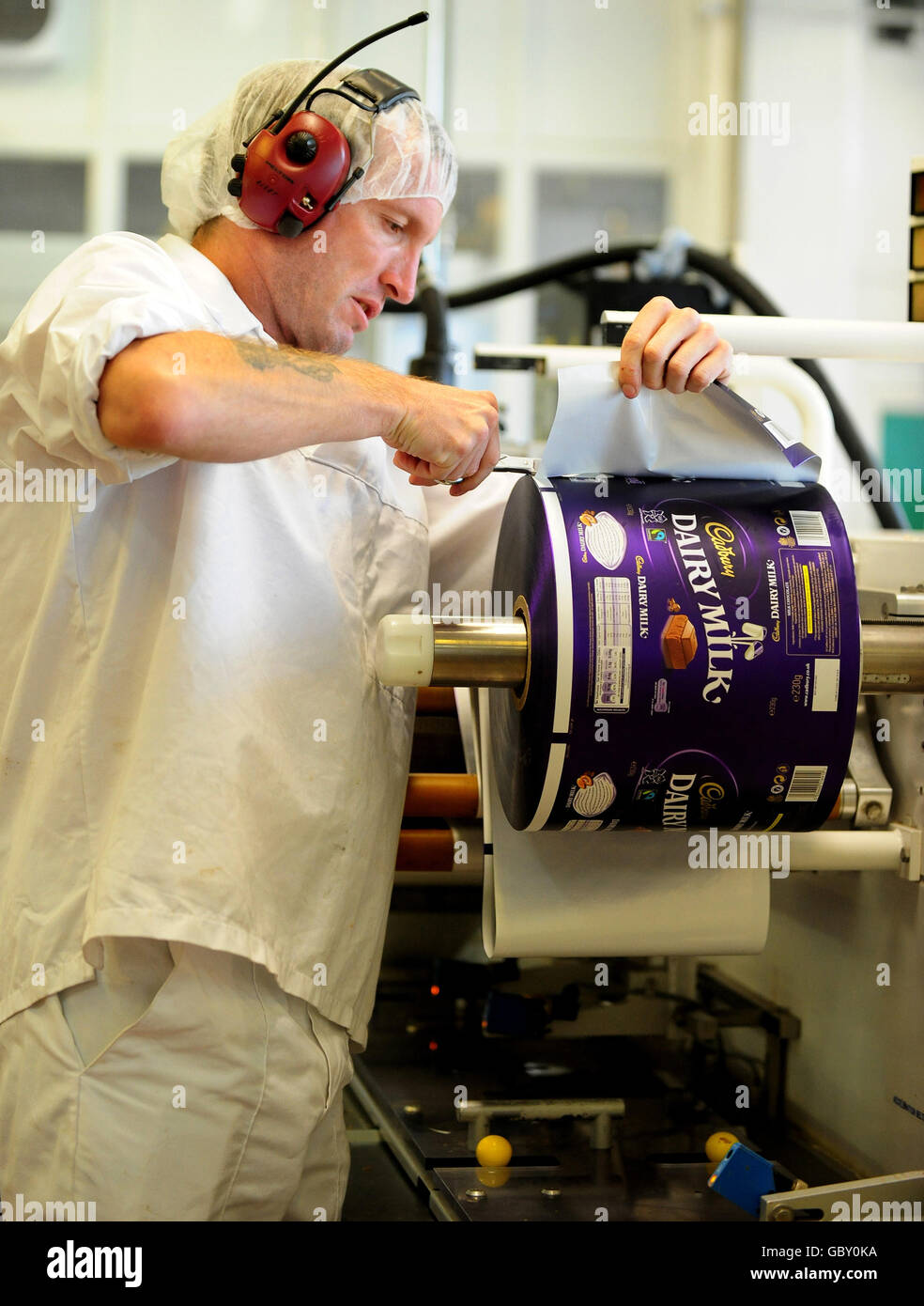 Le nuove barre di latte Fairtrade Cadbury Dairy si staccano per la prima volta dalla linea di produzione presso lo stabilimento di Bournville, Birmingham, lunedì 20 luglio. Foto Stock