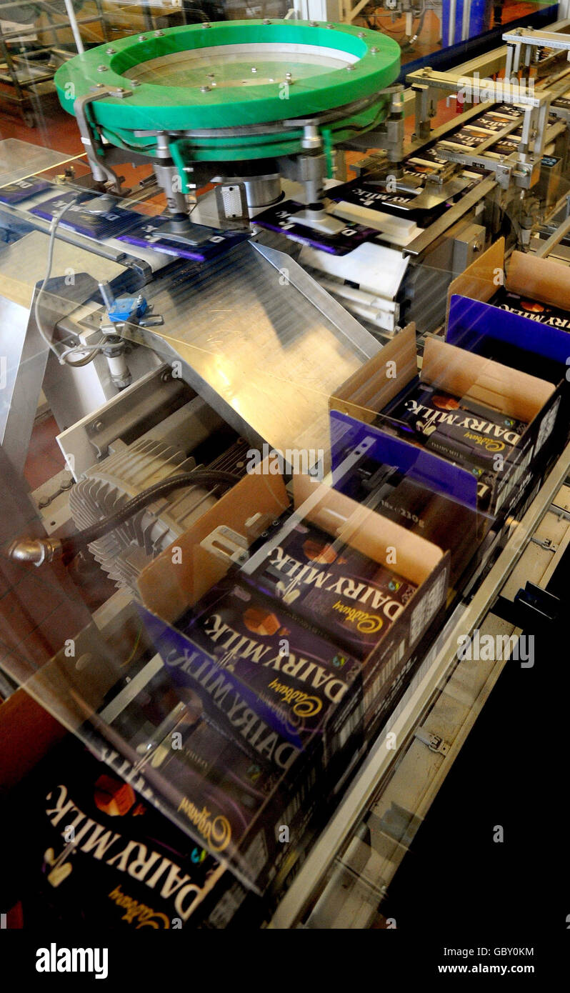 Le nuove barre di latte Fairtrade Cadbury Dairy si staccano per la prima volta dalla linea di produzione presso lo stabilimento di Bournville, Birmingham, lunedì 20 luglio. Foto Stock