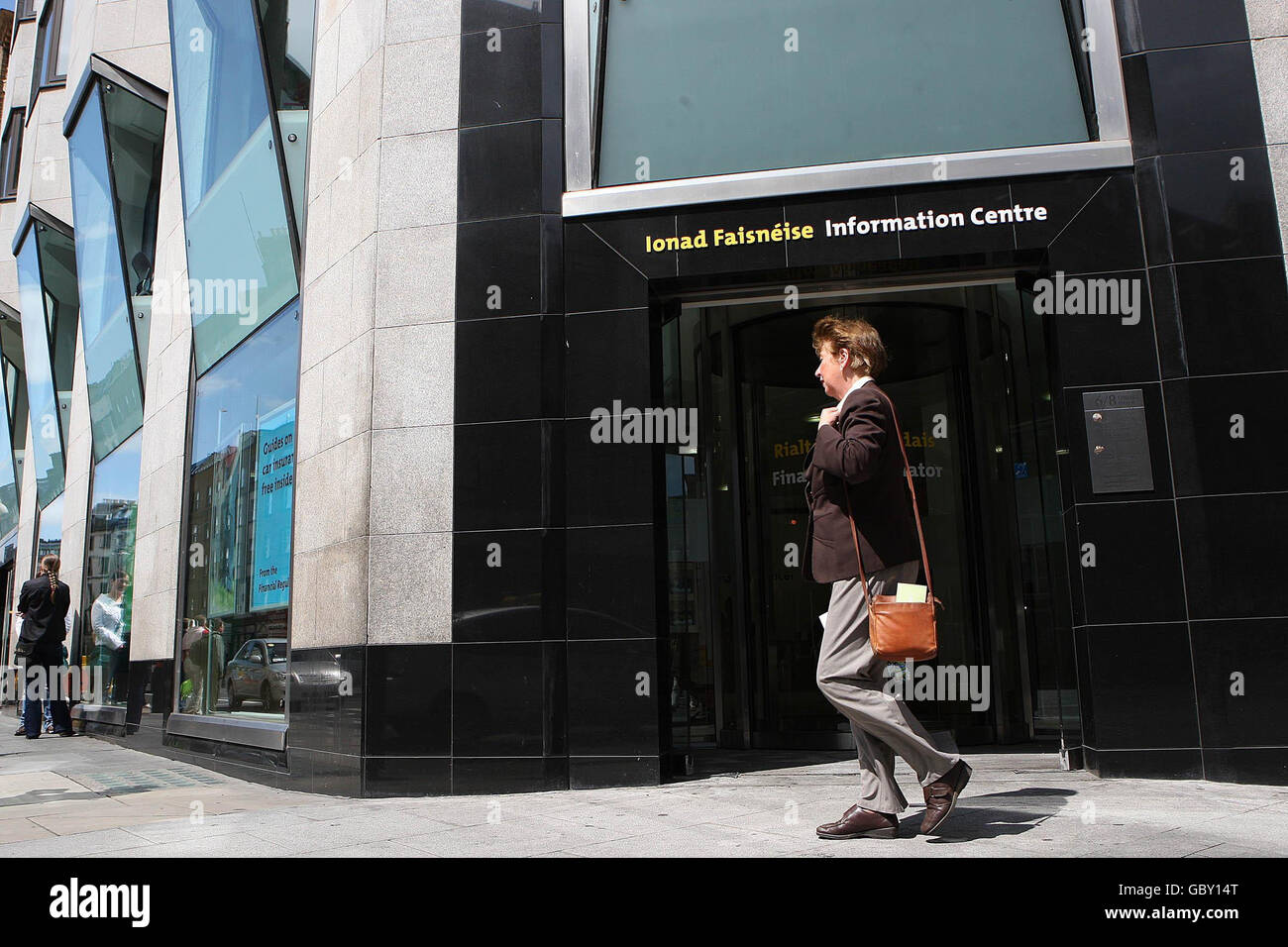 Gli uffici del regolatore finanziario di Dublino oggi, dopo il controllo finanziario dello Stato, hanno affermato di aver fatto troppo poco tempo per attenuare il colpo della recessione globale in Irlanda. Foto Stock