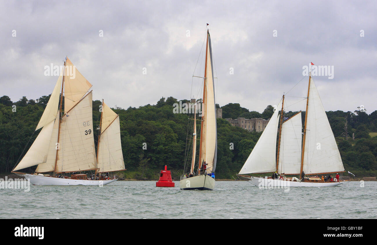 Lutine (al centro) conduce Rebecca di Vineyard Haven (39) e Eileen II intorno al marchio Norris Castle a Osborne Bay durante le corse nella regata British Classic Yacht Club sul Solent vicino a Cowes, Isola di Wight. Foto Stock