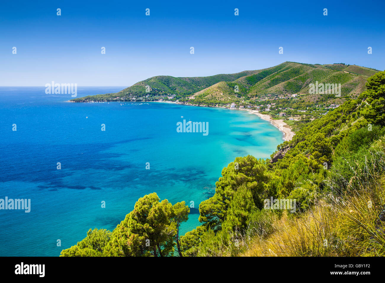 Vista panoramica del bellissimo paesaggio costiero presso la costa Cilentan, provincia di Salerno, Campania, Italia meridionale Foto Stock