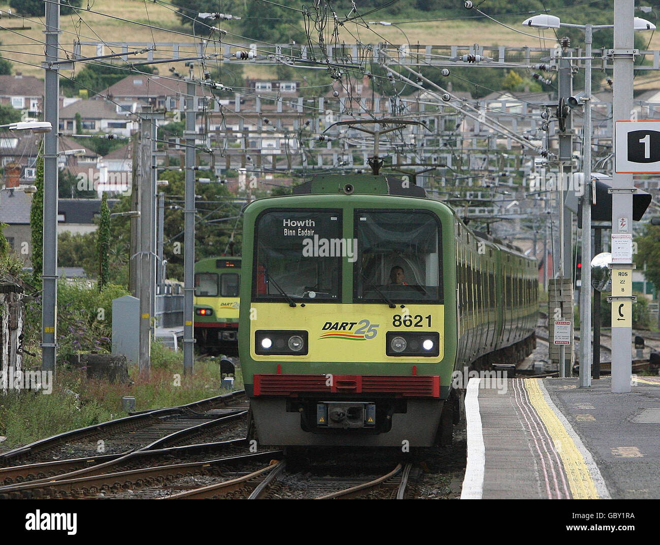 Un treno Dart parte dalla stazione di Bray a Dublino mentre si prepara a celebrare domani i 25 anni di servizio. Foto Stock