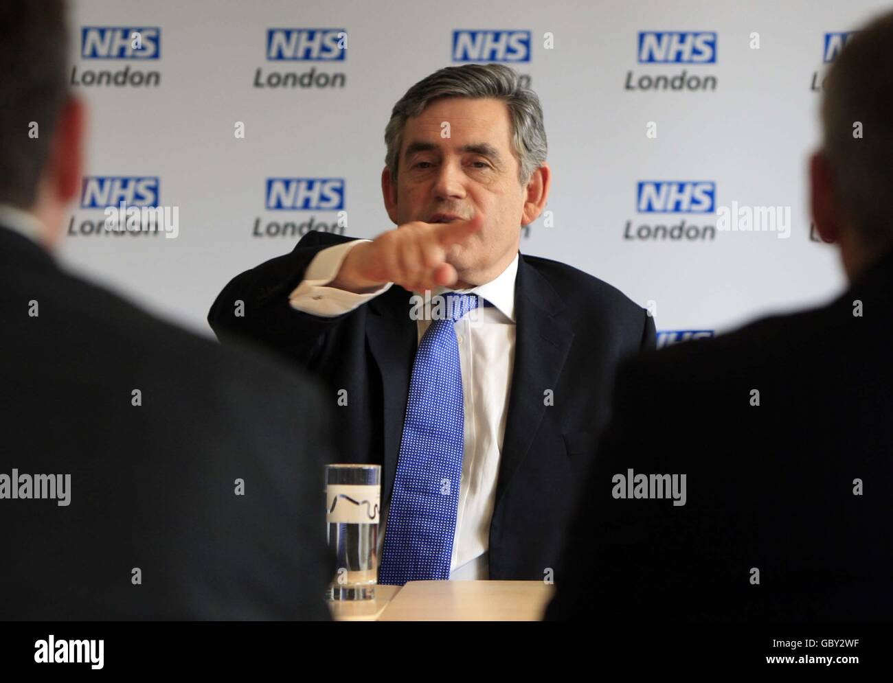 Il primo ministro britannico Gordon Brown visita il centro del Servizio sanitario Nazionale (NHS) nel centro di Londra, l'autorità sanitaria strategica per la capitale, dove è stato informato sulla risposta della città in materia di influenza suina. PREMERE ASSOCIAZIONE foto. Data foto: Venerdì 24 luglio 2009. Il sig. Brown ha incontrato alti funzionari e medici, tra cui Ruth Carnell, direttore generale della NHS London e il sig. Simon Tanner, direttore regionale della sanità pubblica. Vedi la storia di PA Flu Brown. Il credito fotografico dovrebbe essere: Peter Nicholls/The Times/PA Wire Foto Stock