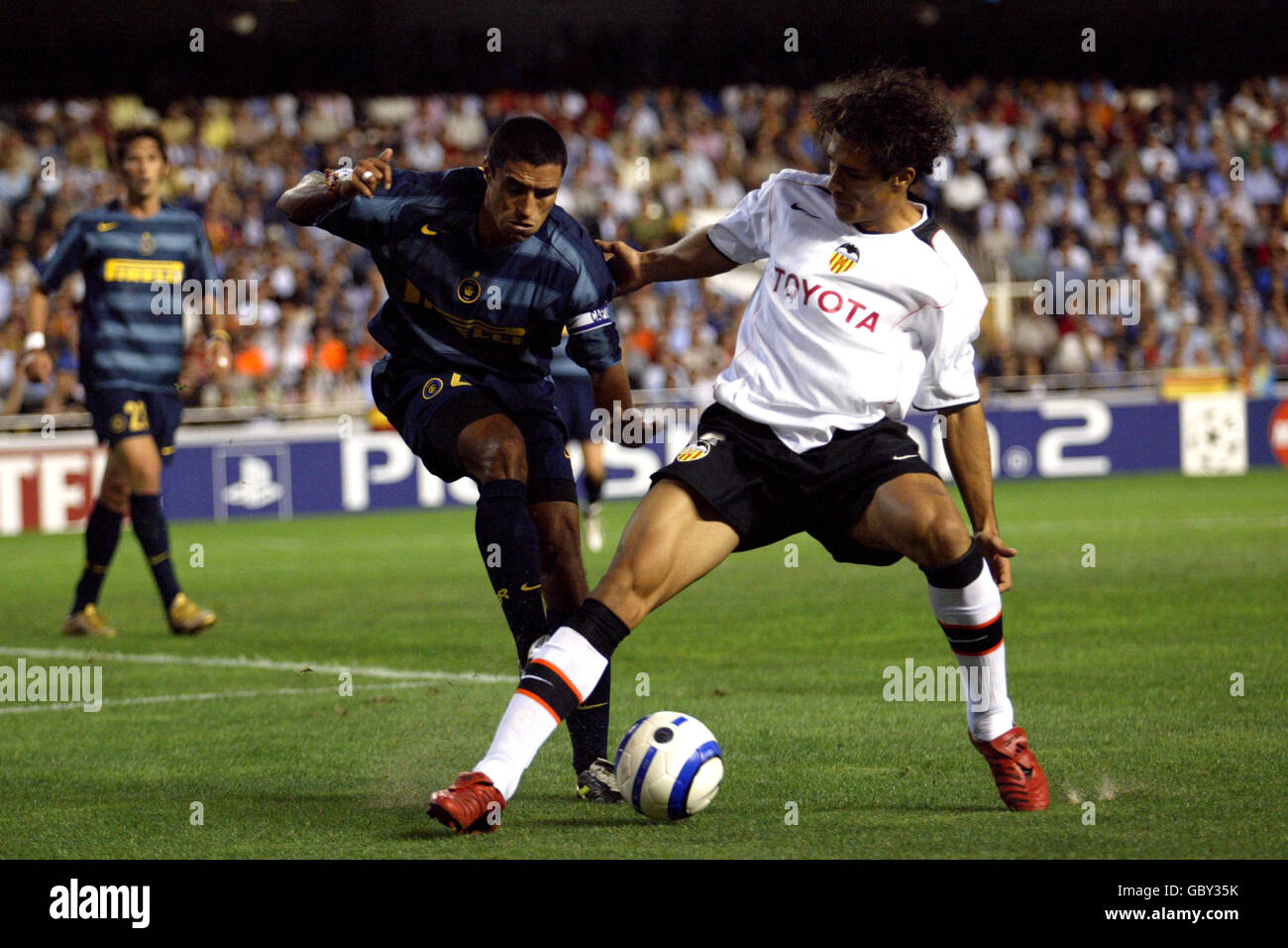 Calcio - UEFA Champions League - Gruppo G - Valencia / Inter Milan. Adriano di Valencia e dell'Inter Milan combattono per la palla Foto Stock