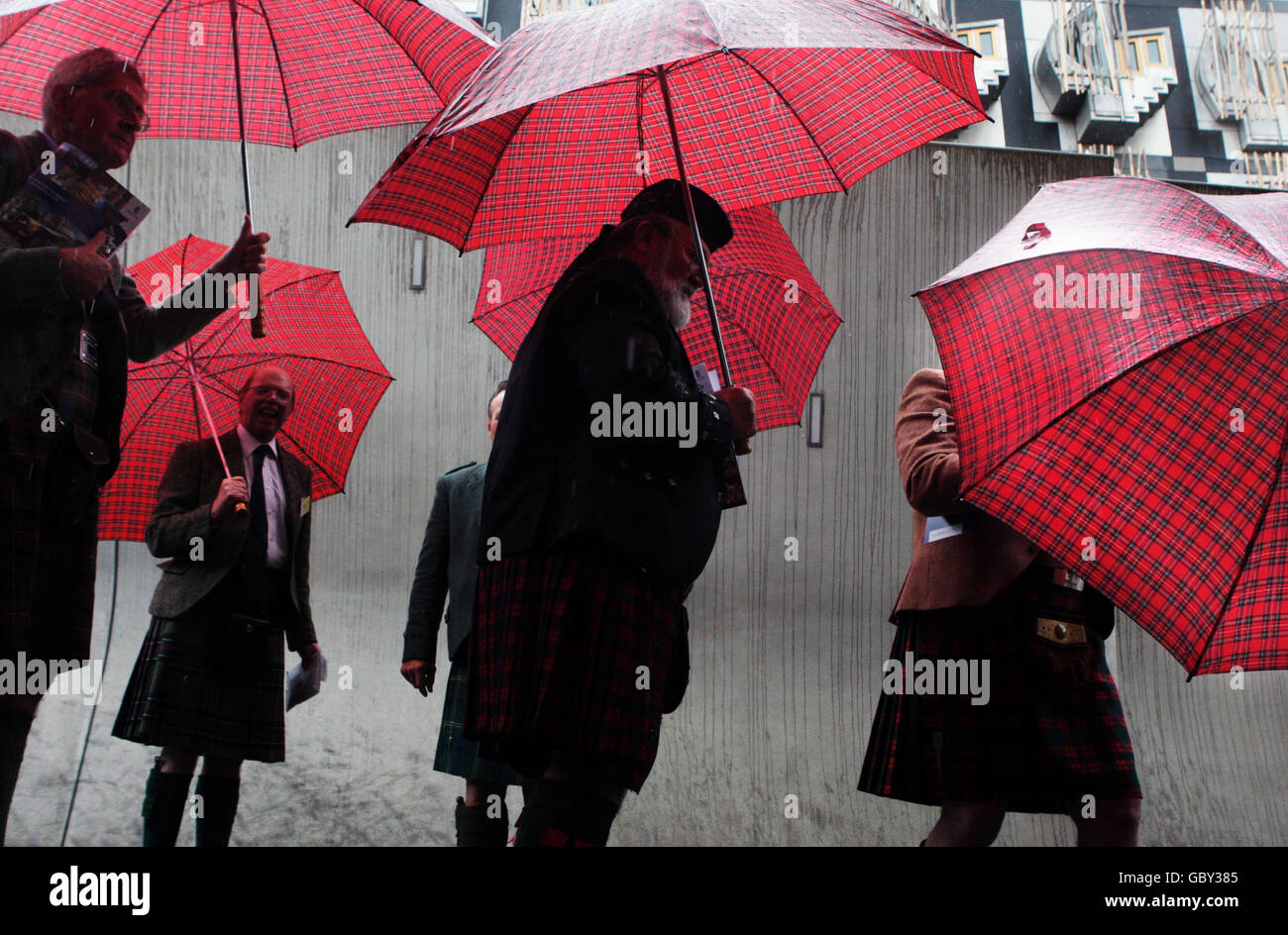 Membri del clan al di fuori del Parlamento scozzese a Edimburgo alla Convenzione di Clan. Cento dei capi clan scozzesi si riuniranno per una Convention di clan come parte del fine settimana di ritrovo in città. Foto Stock