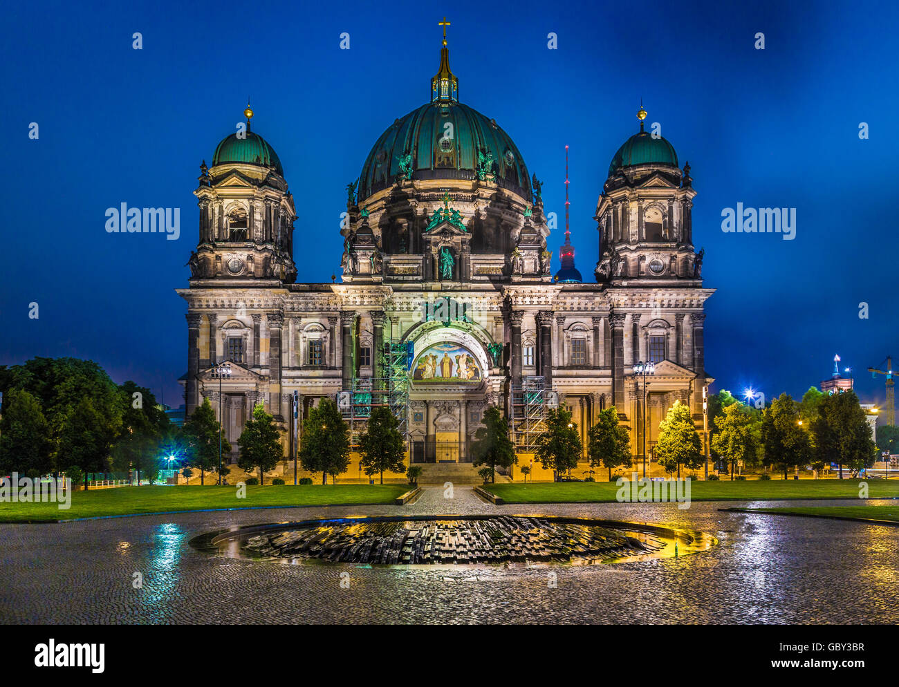 Cattedrale di Berlino con la famosa torre televisiva in background in penombra durante ore Blu al tramonto, Berlino quartiere Mitte, Germania Foto Stock