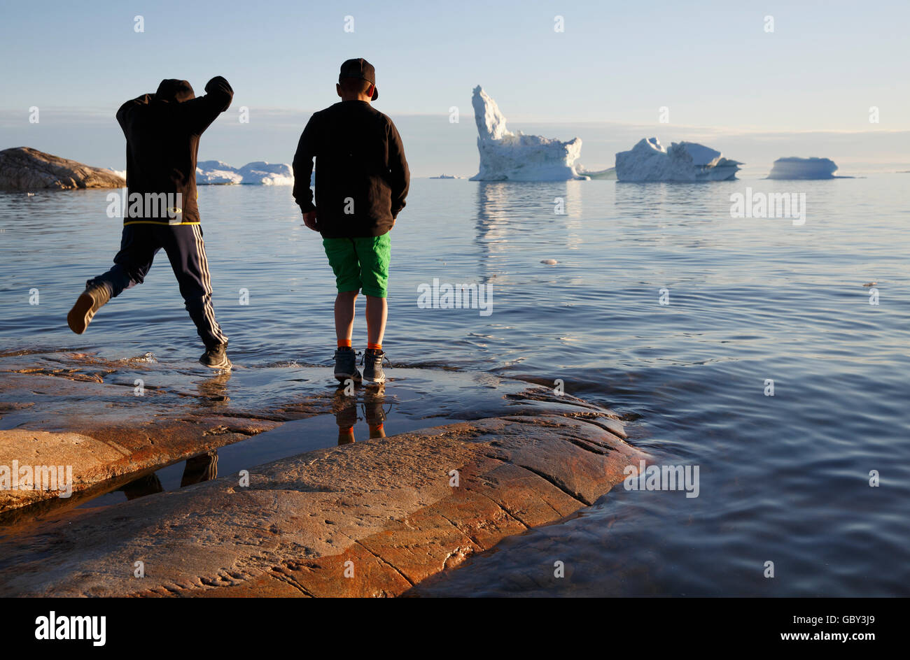 Due ragazzi sulla riva, Disko Bay, Ilulissat Foto Stock