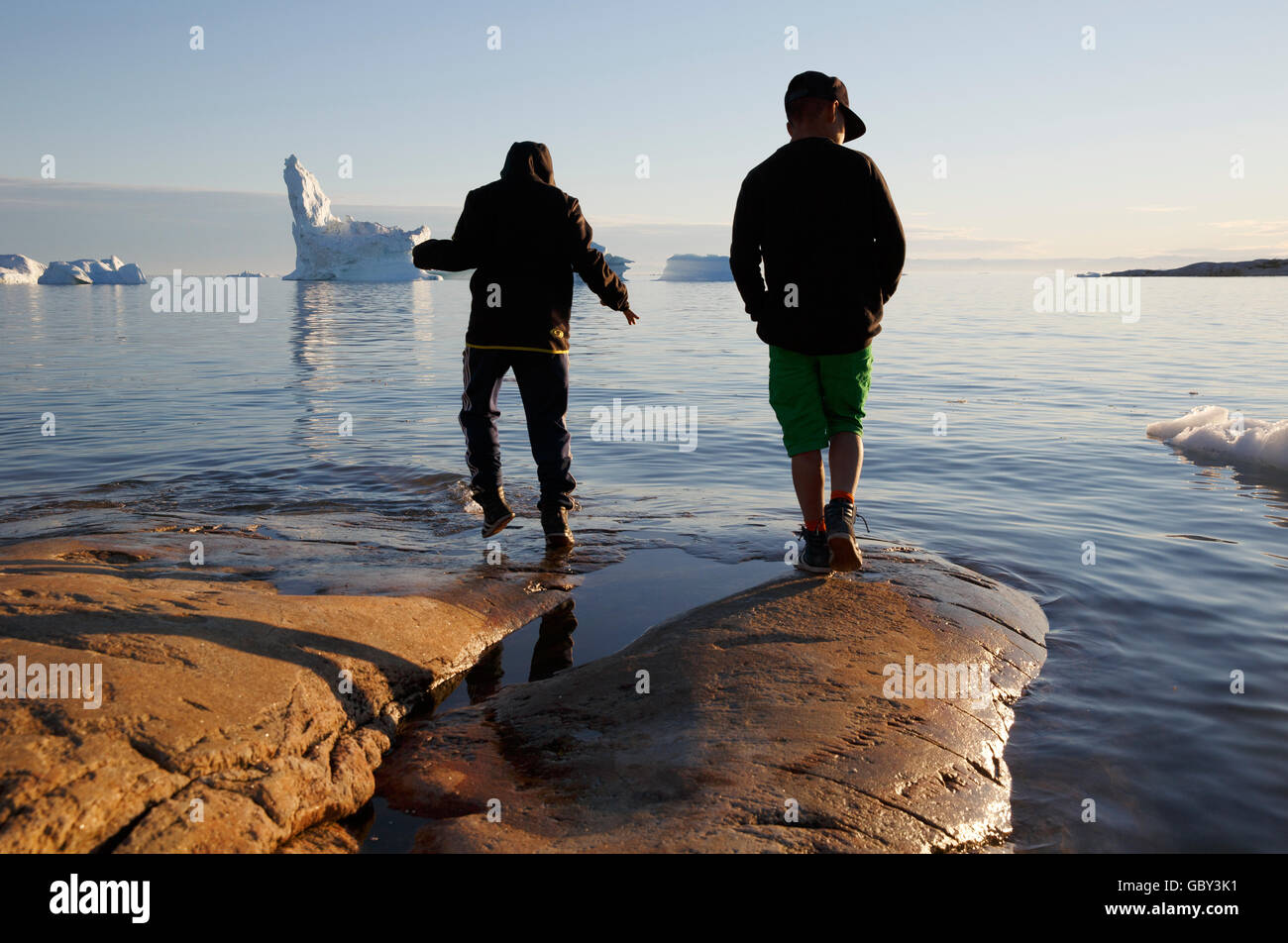 Due ragazzi sulla riva, Disko Bay, Ilulissat Foto Stock