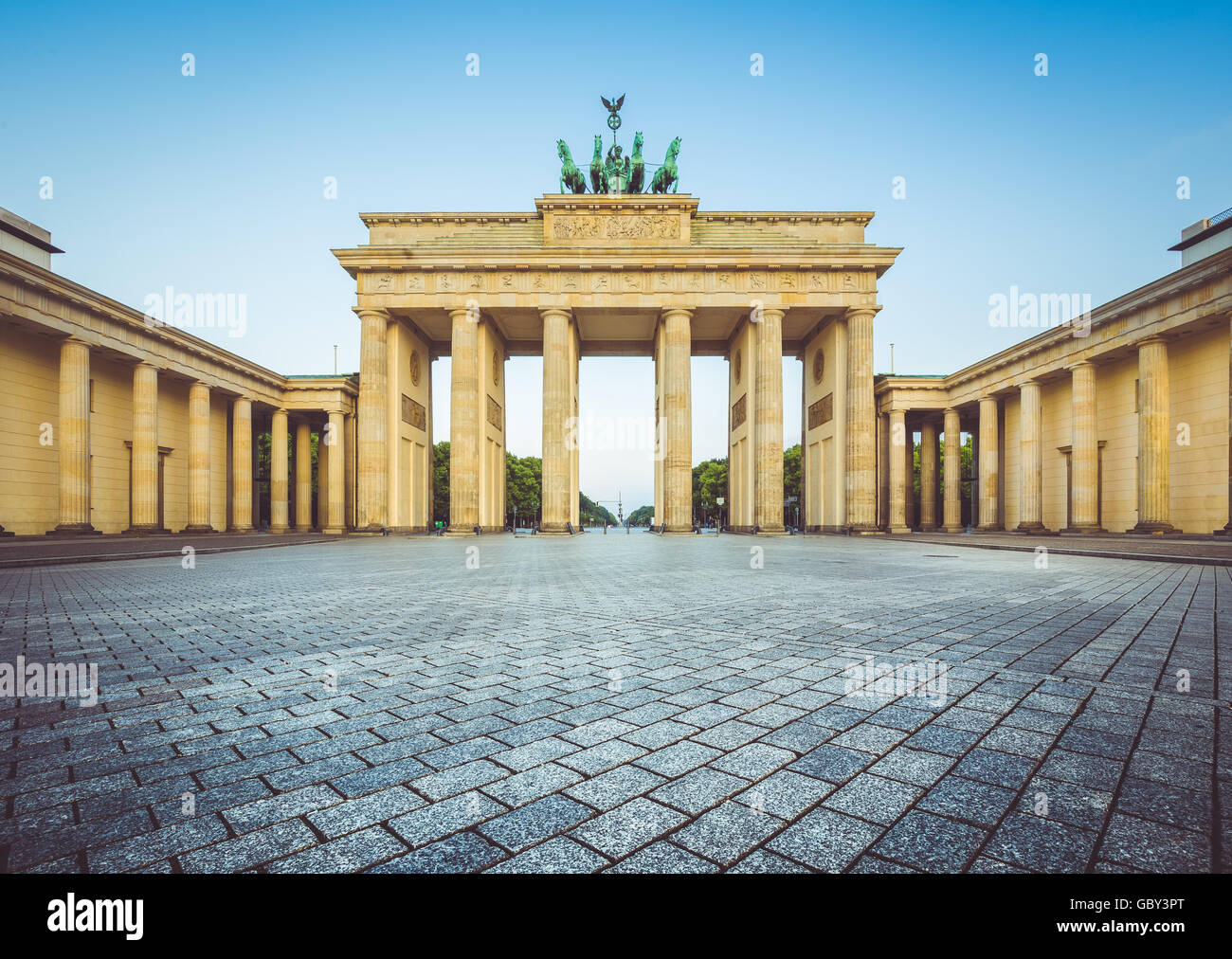 Visualizzazione classica della famosa Porta di Brandeburgo a sunrise con retro vintage effetti filtro, Berlino, Germania Foto Stock