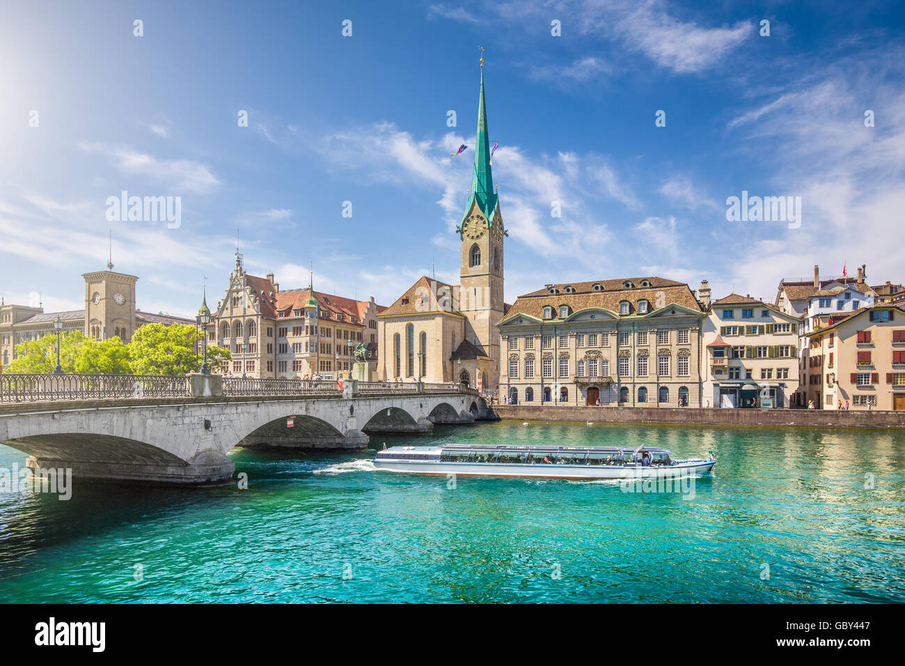 Centro storico della città di Zurigo con la famosa Chiesa di Fraumuenster e le gite in barca sul fiume Limmat, Cantone di Zurigo, Svizzera Foto Stock