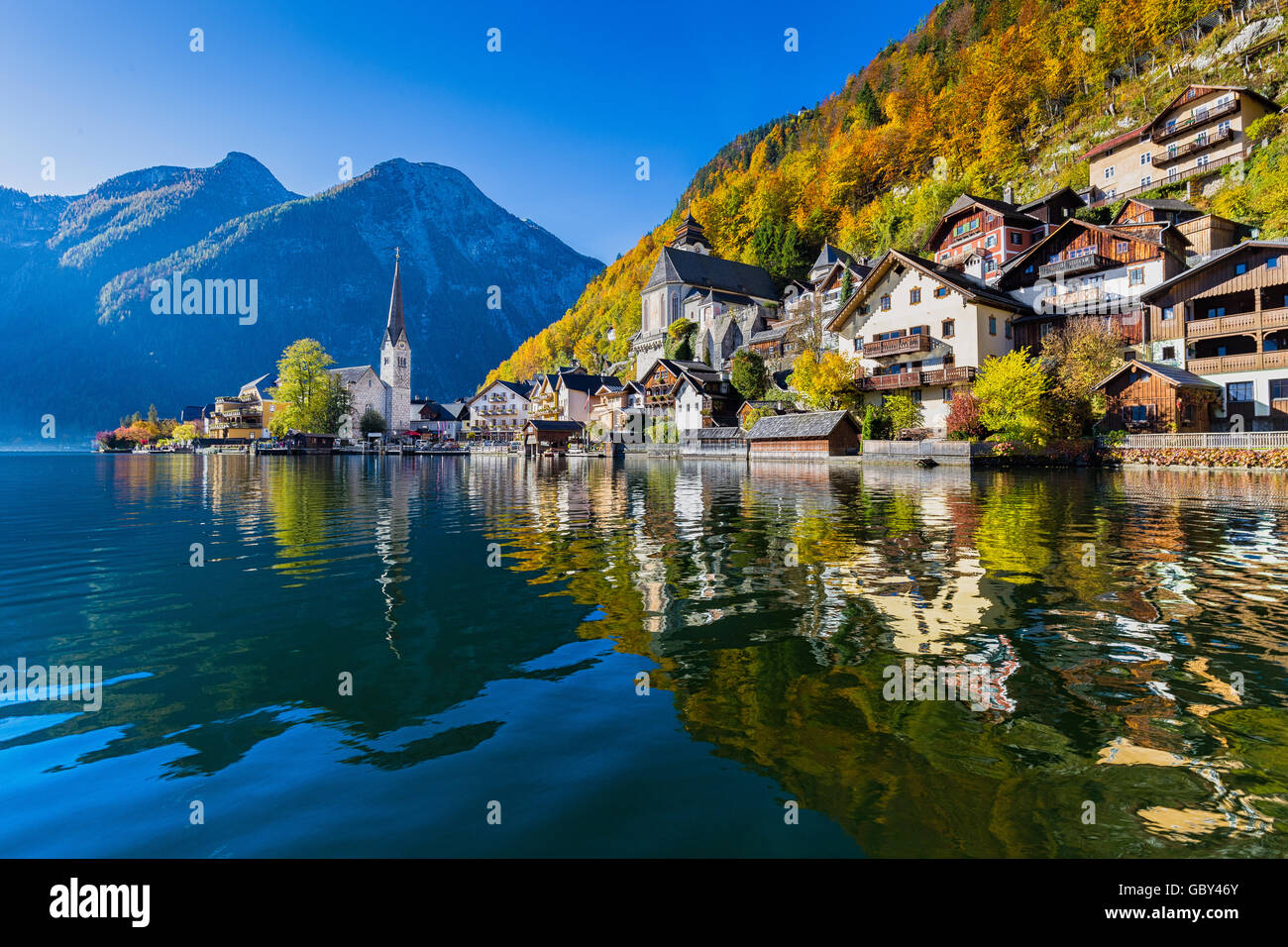 New Scenic 5 posti da cartolina vista del famoso Hallstatt villaggio di montagna con lago Hallstaetter nelle Alpi in autunno a sunrise, Austria Foto Stock