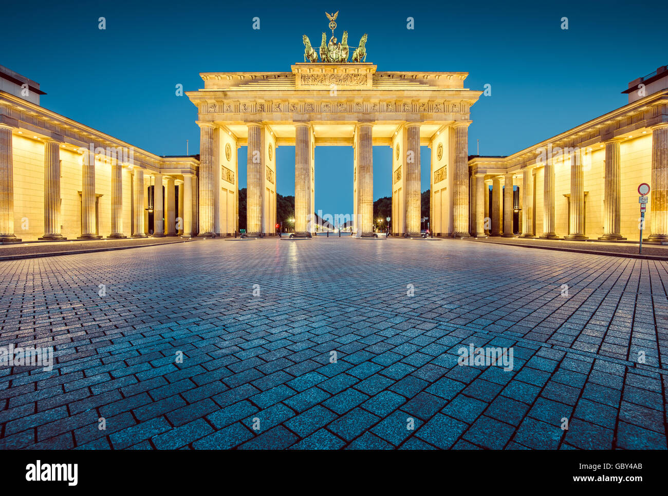 Visualizzazione classica della famosa Porta di Brandeburgo in Twilight, il centro di Berlino, Germania Foto Stock