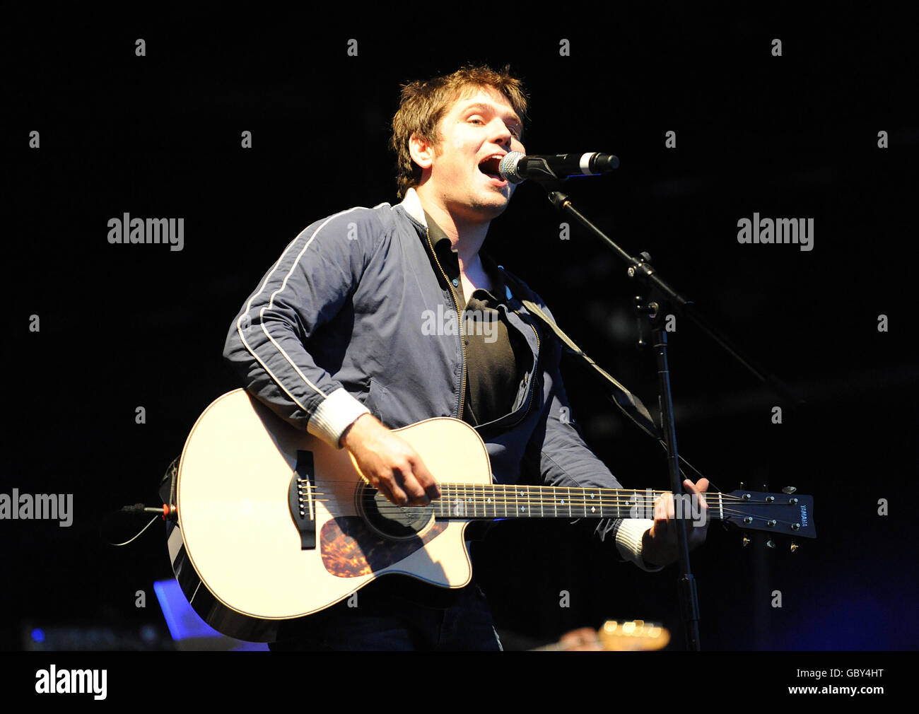 Scouting for Girls' Roy Stride si esibisce all'Epsom Live! Foto Stock