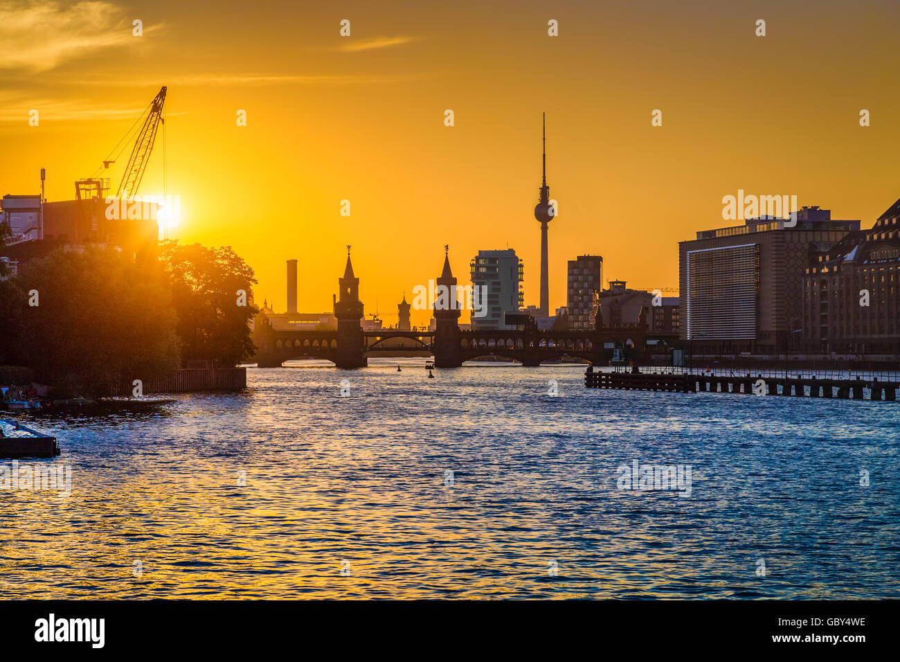 Classic vista sullo skyline di Berlino con la famosa torre della televisione e Oberbaum ponte sul fiume Sprea nella luce della sera al tramonto, Germania Foto Stock