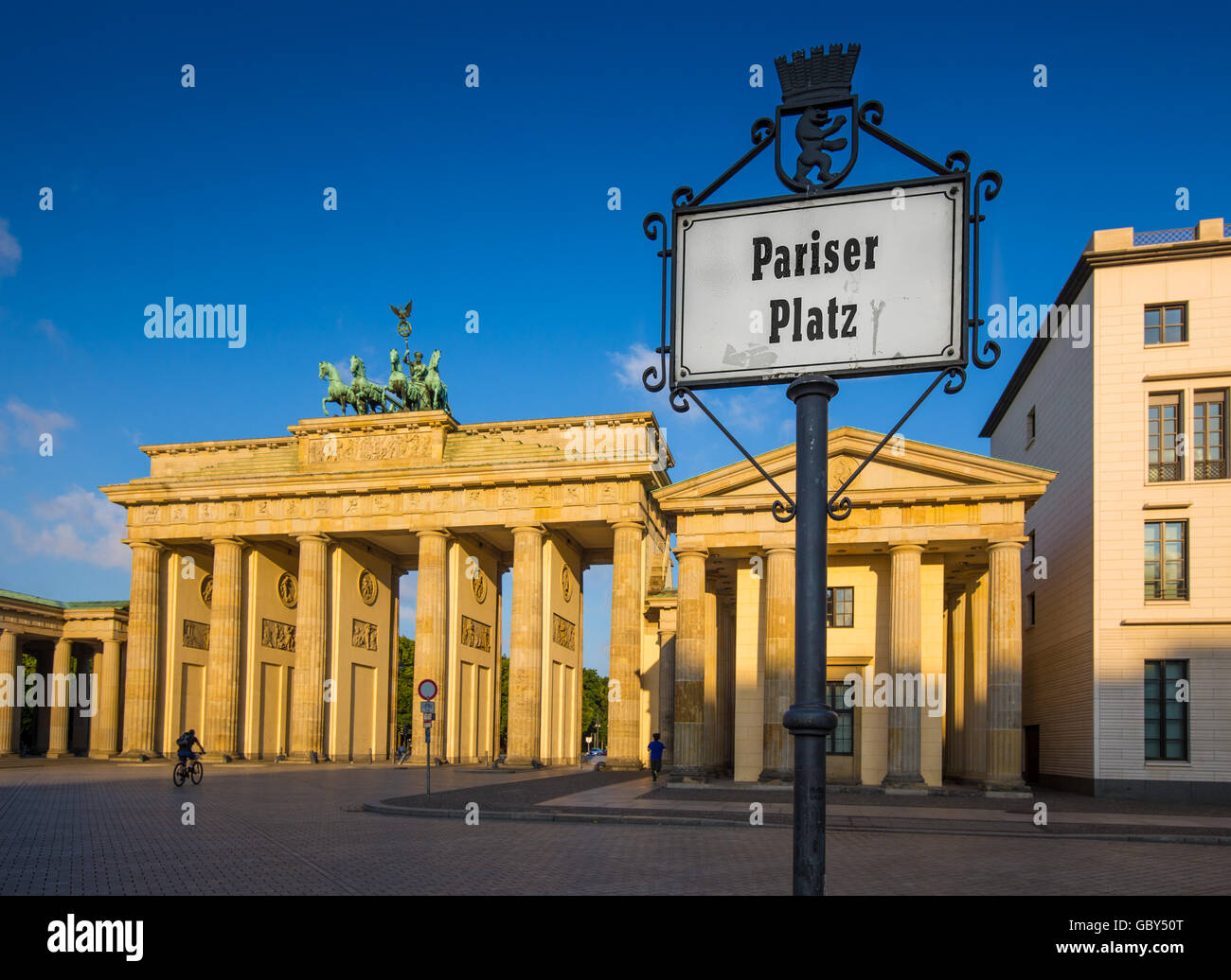 Pariser Platz con il famoso Brandenburger Tor (Porta di Brandeburgo), uno dei più noti monumenti e simboli nazionali di Germania, Foto Stock