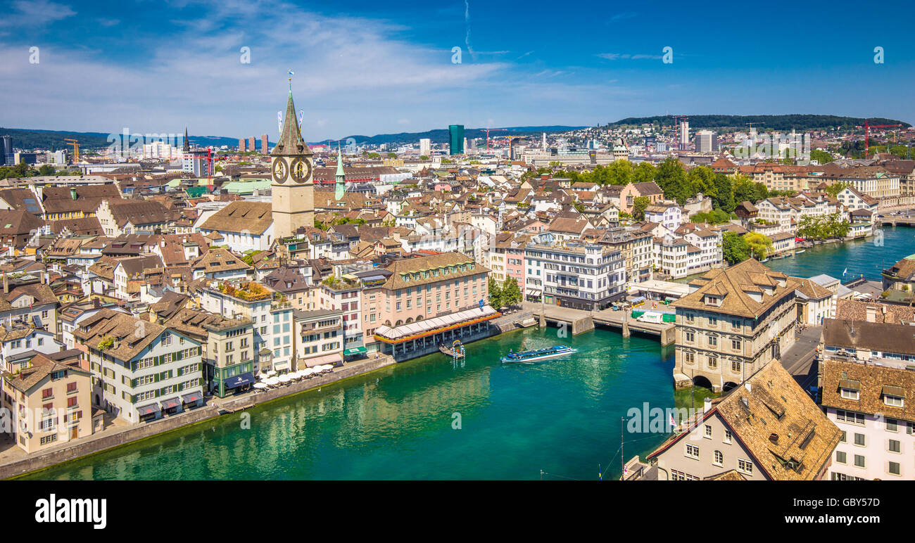 Vista aerea del centro di Zurigo con la famosa cattedrale di San Pietro e il fiume Limmat presso il lago di Zurigo da Grossmunster, Svizzera Foto Stock