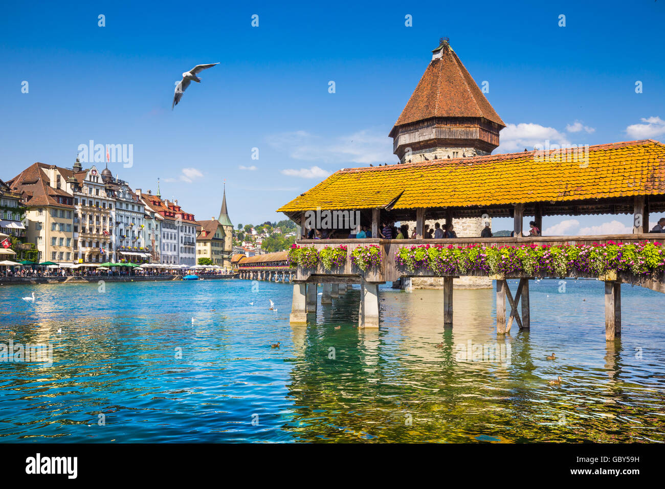 Centro storico della città di Lucerna con il famoso Ponte della Cappella, la città di principale attrazione turistica, in estate, Svizzera Foto Stock