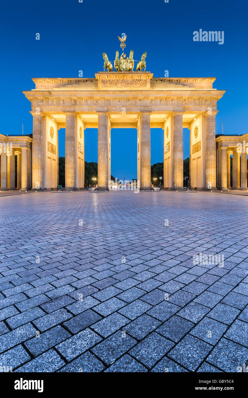 Classic vista verticale della famosa Porta di Brandeburgo in Twilight, il centro di Berlino, Germania Foto Stock