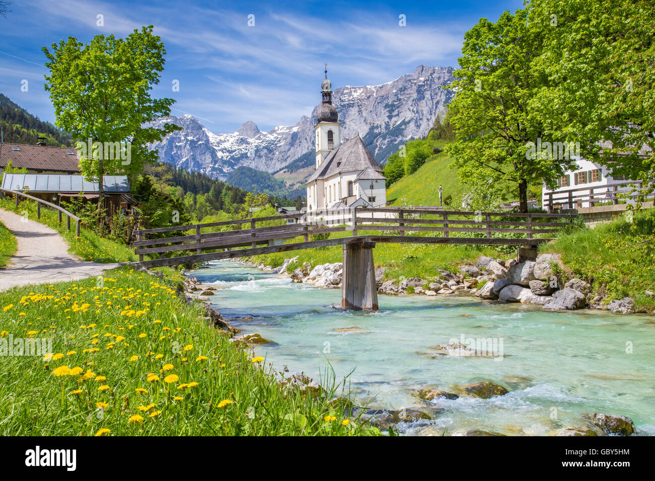 Scenic paesaggio di montagna nelle Alpi Bavaresi con la famosa Chiesa Parrocchiale di San Sebastian nel villaggio di Ramsau in primavera Foto Stock
