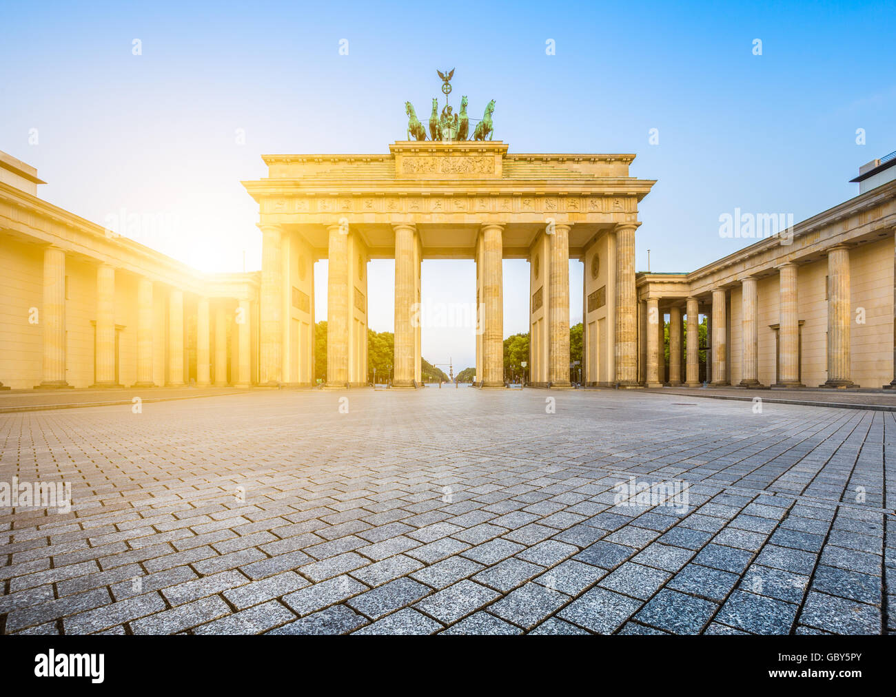 Visualizzazione classica della famosa Porta di Brandeburgo a beautiful Golden. La luce del mattino al sorgere del sole, in centro a Berlino, Germania Foto Stock