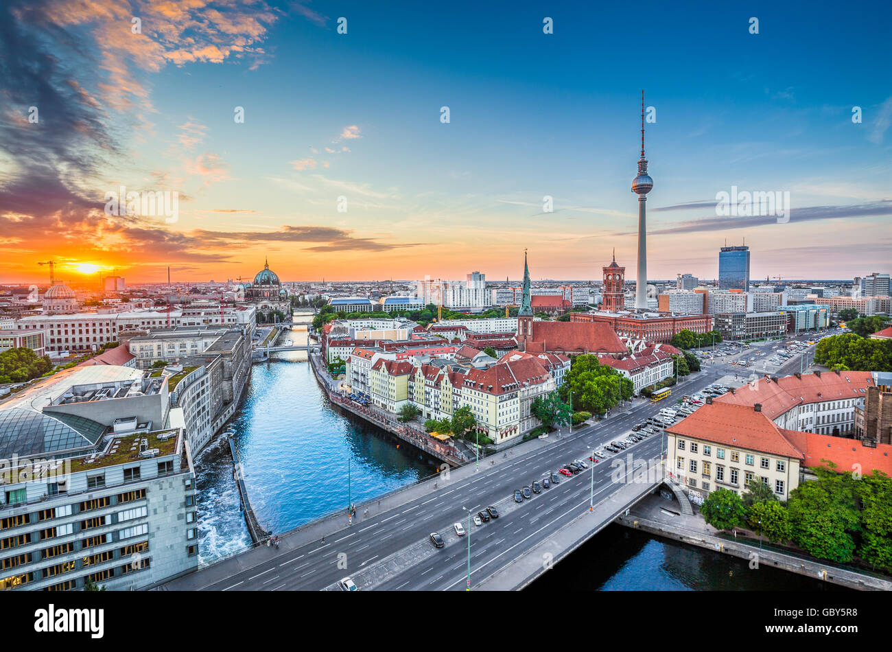 Vista aerea della skyline di Berlino con la famosa torre della televisione e il fiume Sprea, in bella luce della sera al tramonto, Germania Foto Stock