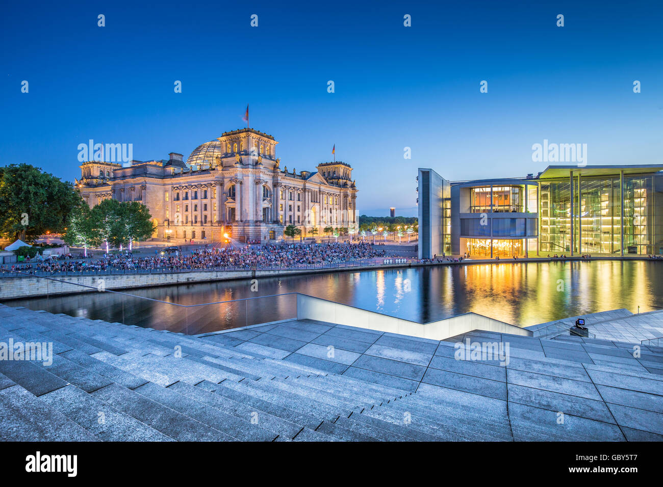 Vista panoramica di Berlino quartiere governativo con il suo famoso Reichstag e il fiume Sprea, nel crepuscolo al tramonto, Berlino, Germania Foto Stock