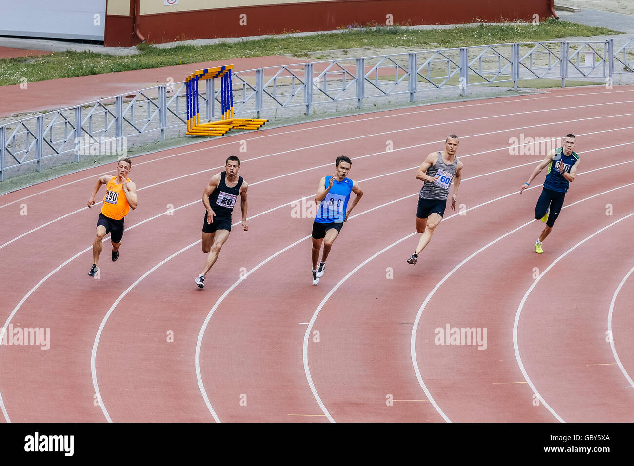 Esecuzione di uomini atleti a sprint di 200 metri durante il campionato degli Urali di atletica leggera Foto Stock