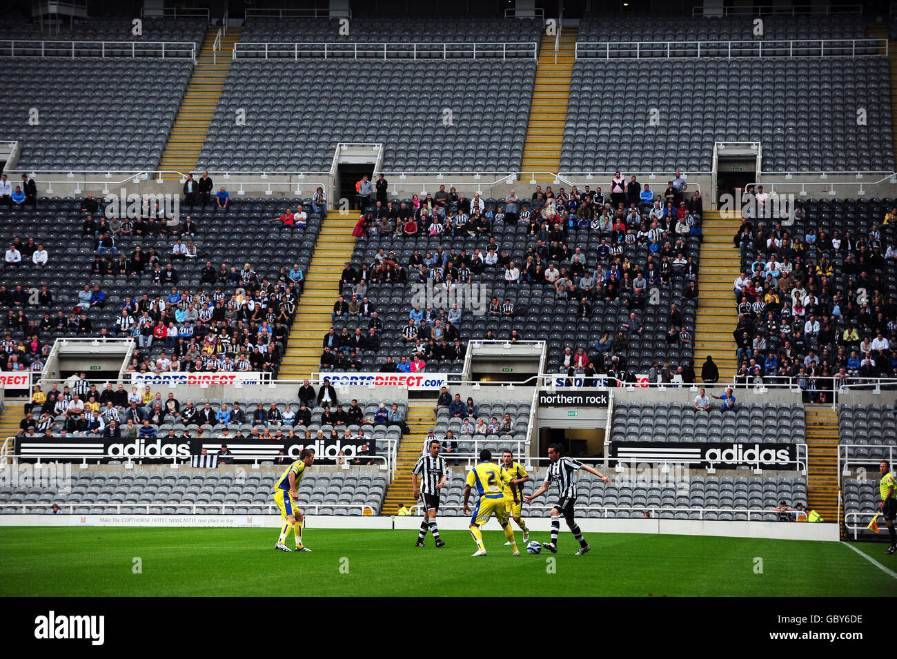 Calcio - Pre Season friendly - Newcastle United v Leeds United - St James Park. Una vista dell'azione e della folla durante la partita di Pre Season al St James' Park, Newcastle. Foto Stock