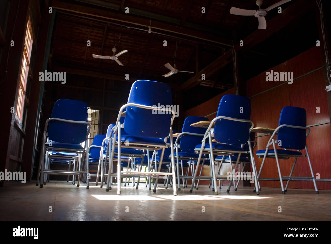 Le scrivanie sono occupati in una nuova scuola di lingua inglese nel villaggio di Chork, Cambogia. Foto Stock