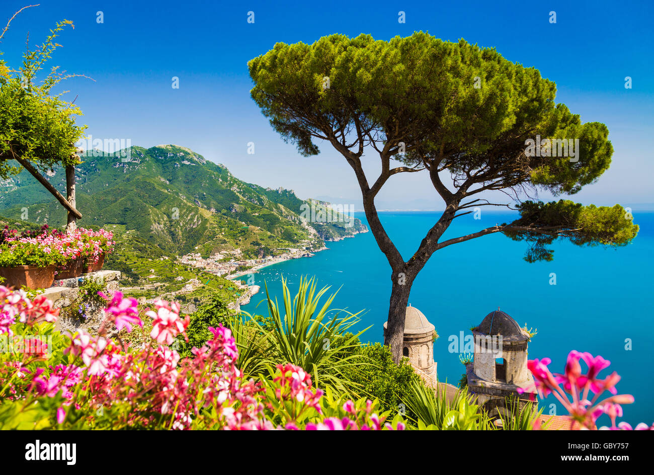 New Scenic 5 posti da cartolina vista della famosa Costiera Amalfitana con il Golfo di Salerno da Villa Giardini Rufolo a Ravello, Campania, Italia Foto Stock