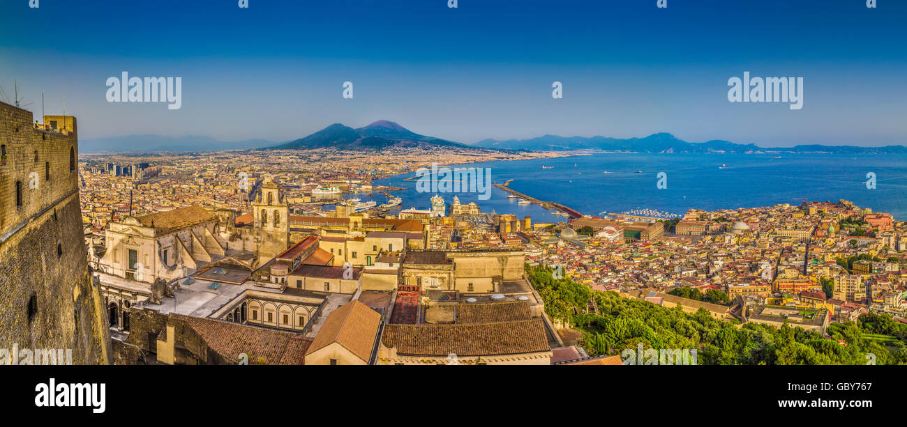 Vista panoramica della città di Napoli con il Vesuvio sullo sfondo in golden luce della sera al tramonto, Campania, Italia Foto Stock