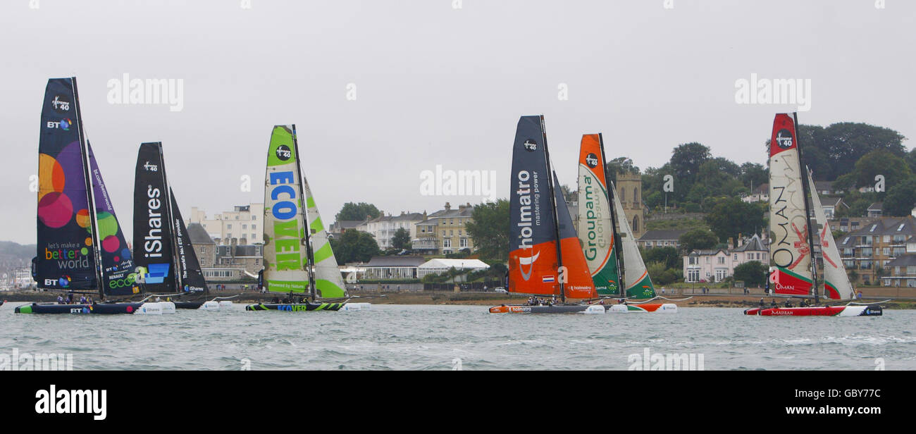 La flotta di catamarani Extreme 40 della iShares Cup che corre durante la settimana dei Cowes sull'Isola di Wight. Foto Stock