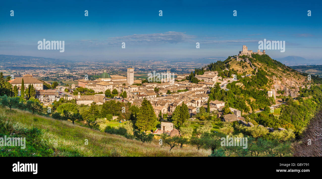 Vista panoramica del centro storico di Assisi in bella luce mattutina, Umbria, Italia Foto Stock