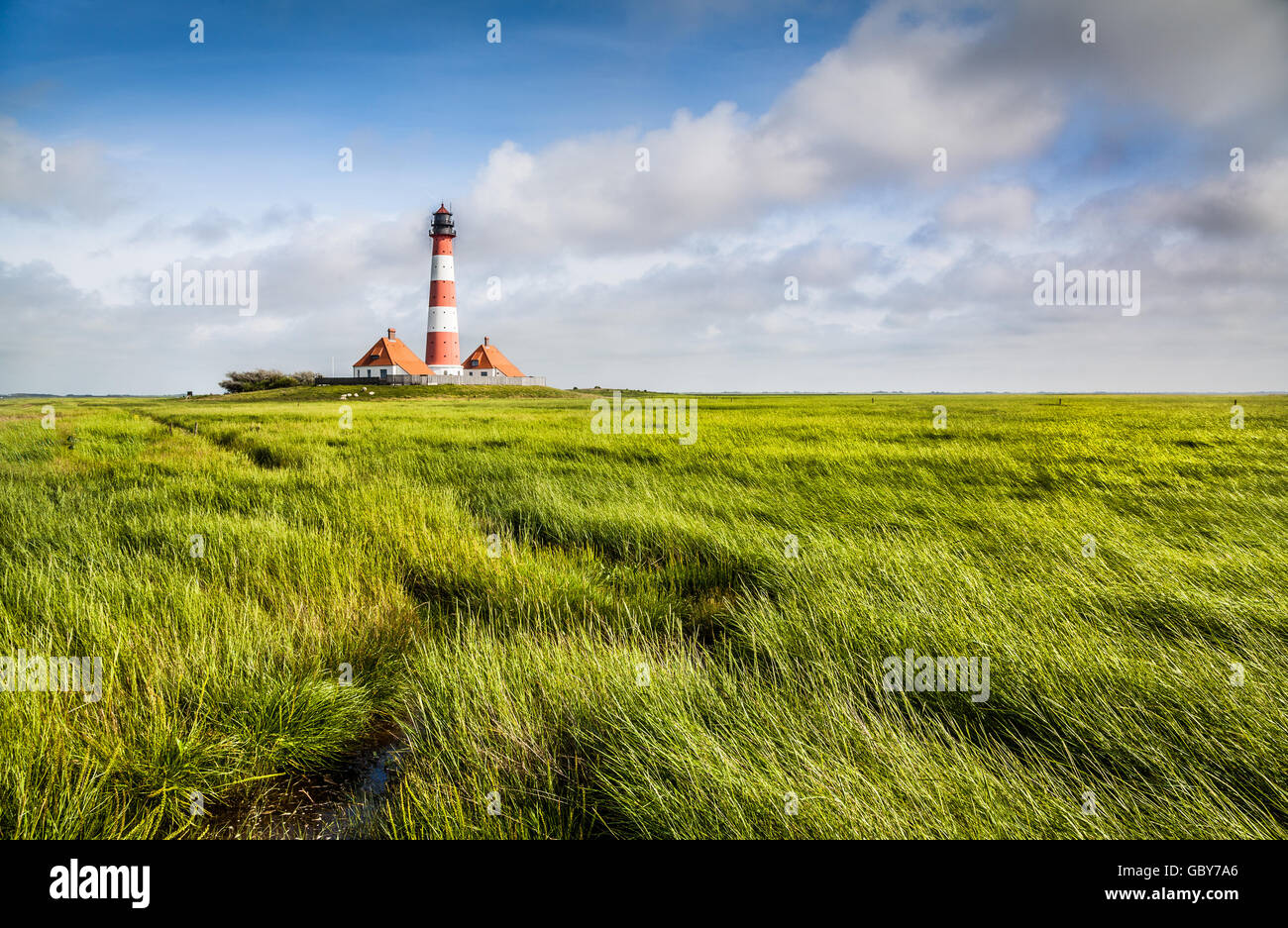 Famoso faro Westerheversand in background in mare del Nord in Nordfriesland, Schleswig-Holstein, Germania Foto Stock