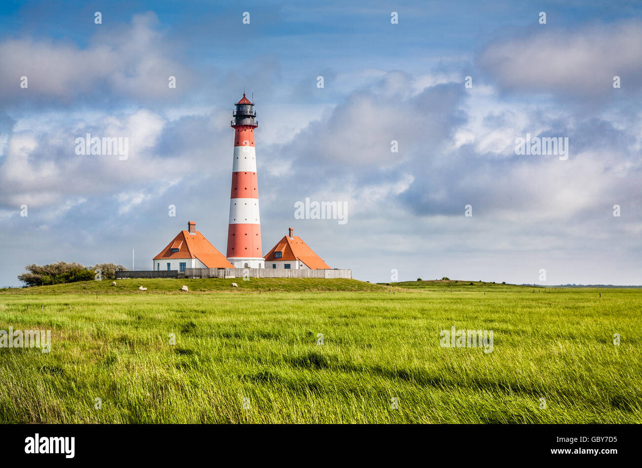 Famoso faro Westerheversand in background in mare del Nord in Nordfriesland, Schleswig-Holstein, Germania Foto Stock