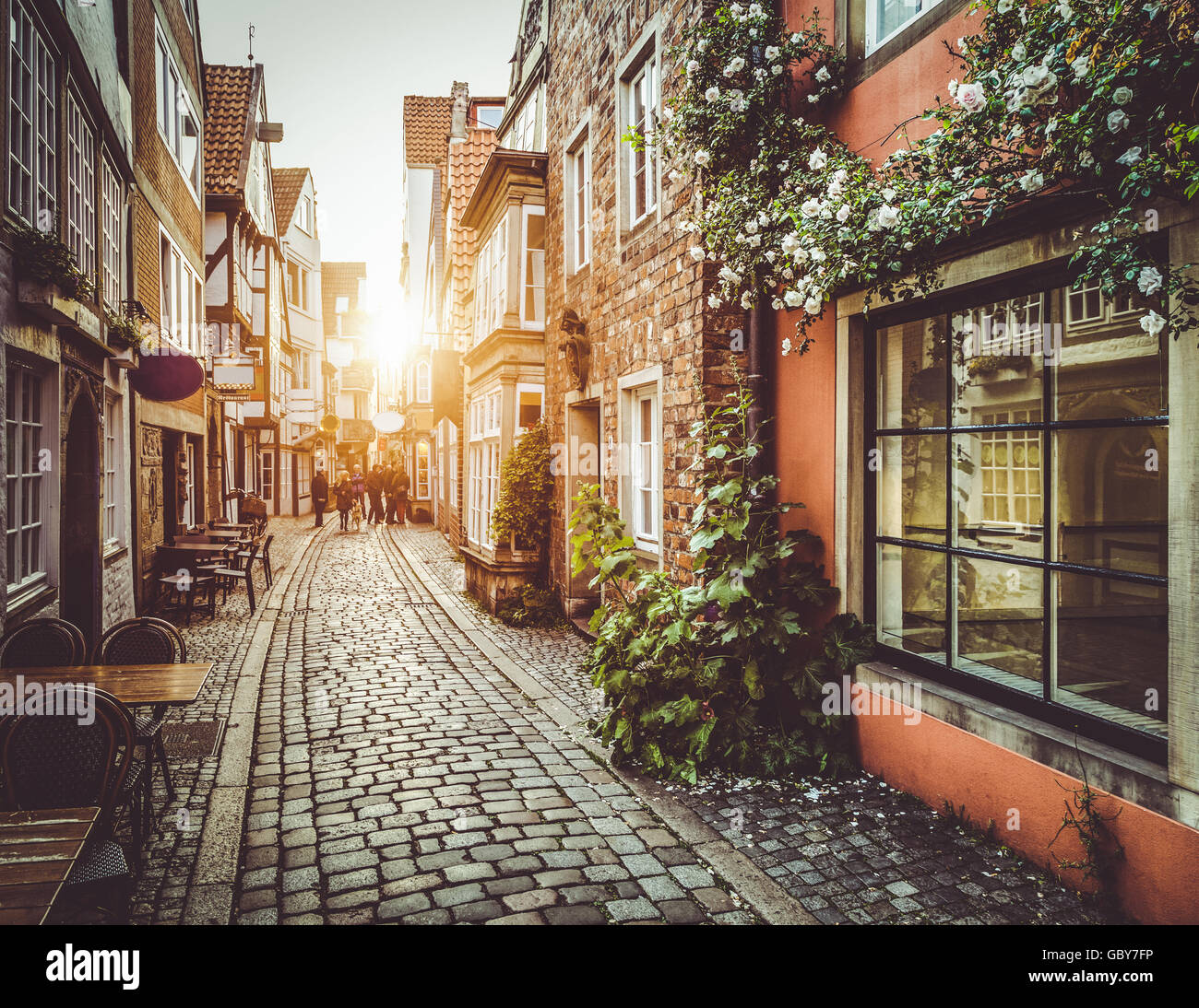 Incantevole città vecchia in Europa nel bellissimo golden luce della sera al tramonto in estate con retro vintage stile Instagram filtro e lente effetto flare Foto Stock