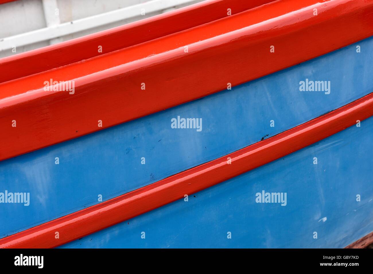 Il lato di una barca con dipinta di fresco vernice rossa England Regno Unito Foto Stock