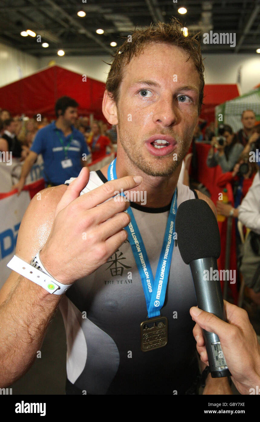 Il pilota della Formula uno Jenson Button viene intervistato dopo aver completato il Mazda London Triathlon, presso l'Excel Centre di Docklands, East London. Foto Stock