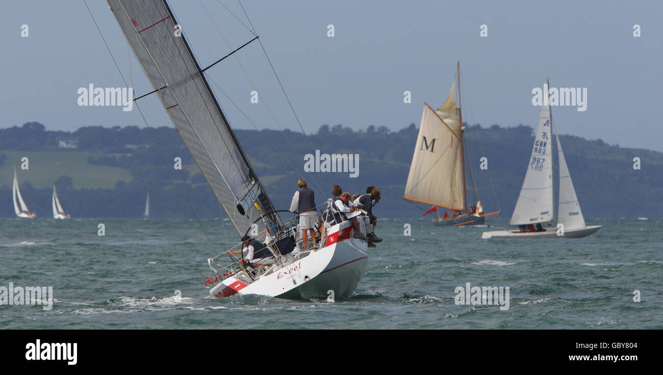 Excell, corse in classe 1, si dirige verso le barche che corrono in altre classi il secondo giorno durante la settimana dei Cowes sull'isola di Wight. Foto Stock