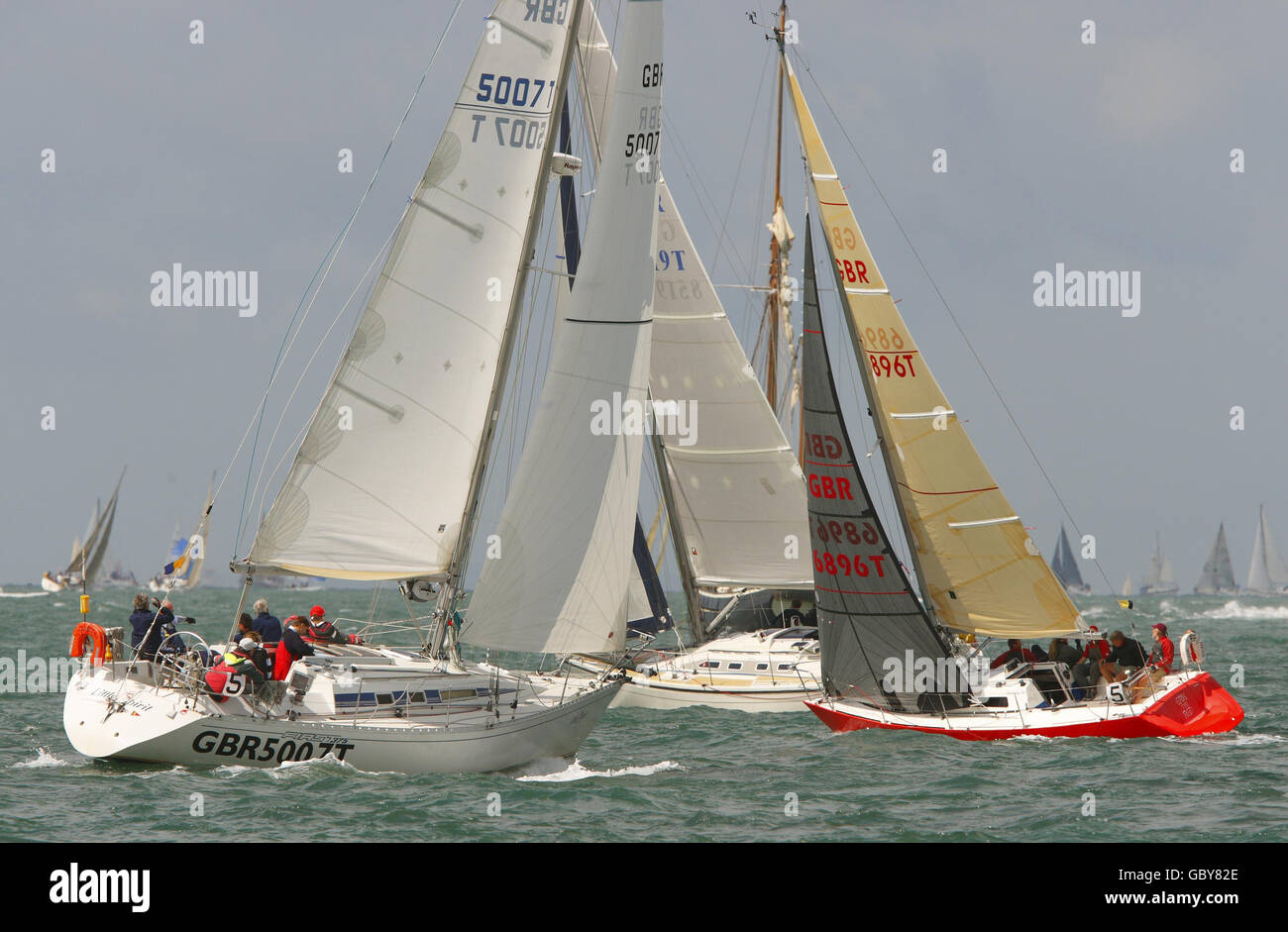 Vela - settimana delle Cowes - giorno due - Isola di Wight. La flotta di Classe 5 che corre durante la settimana dei Cowes sull'Isola di Wight. Foto Stock