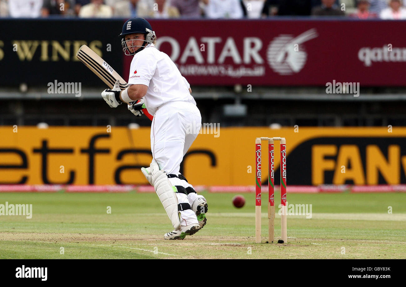 L'inglese Ian Bell guida la palla fino al confine per portare il suo 50 durante il terzo test a Edgbaston, Birmingham. Foto Stock