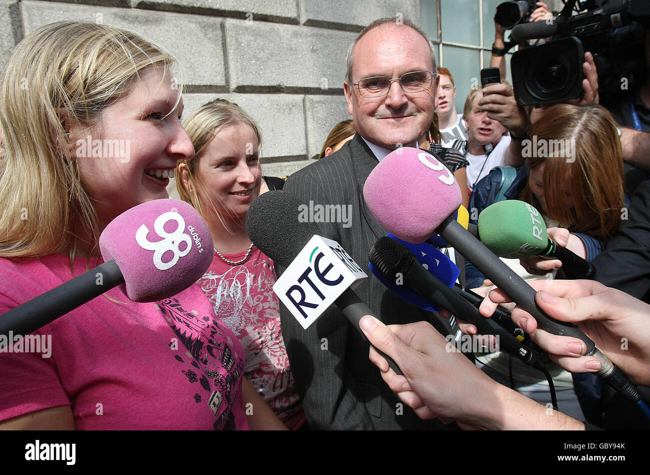 Liberato Thomas Cook lavoratori tra cui (fronte a sinistra a destra) Antoinette Shevlin e Caroline Cullen parlare con i media al di fuori dei quattro tribunali, a Dublino oggi. Foto Stock