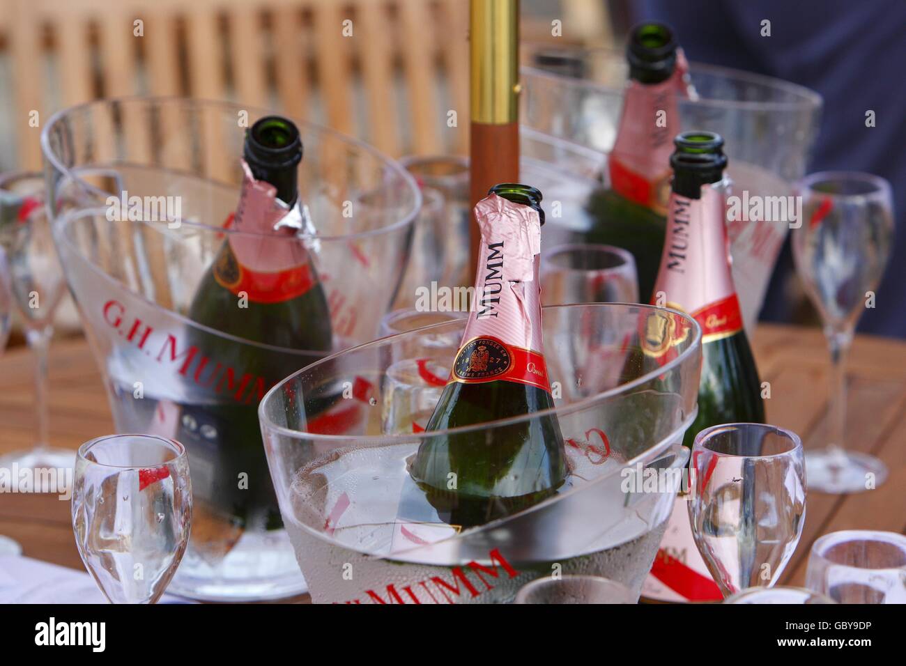 Un tavolo con bottiglie di champagne e bicchieri come lo champagne scorre al bar Champagne Mumm a Cowes Yacht Haven il terzo giorno della settimana dei Cowes, la regata velica famosa in tutto il mondo che si tiene ogni anno sul Solent, ma altrove gli incassi sono giù. Oggi gli organizzatori hanno smesso di addebitare agli spettatori l'ingresso alle feste serali a causa della mancanza di commercio. PREMERE ASSOCIAZIONE foto. Data immagine: Martedì 4 agosto 2009. La recessione è stata accusato di aver registrato un calo di circa il 15% rispetto agli anni precedenti. Circa 900 yacht si contenderanno negli otto giorni di gara durante il 183° anno dell'evento. Foto Foto Stock
