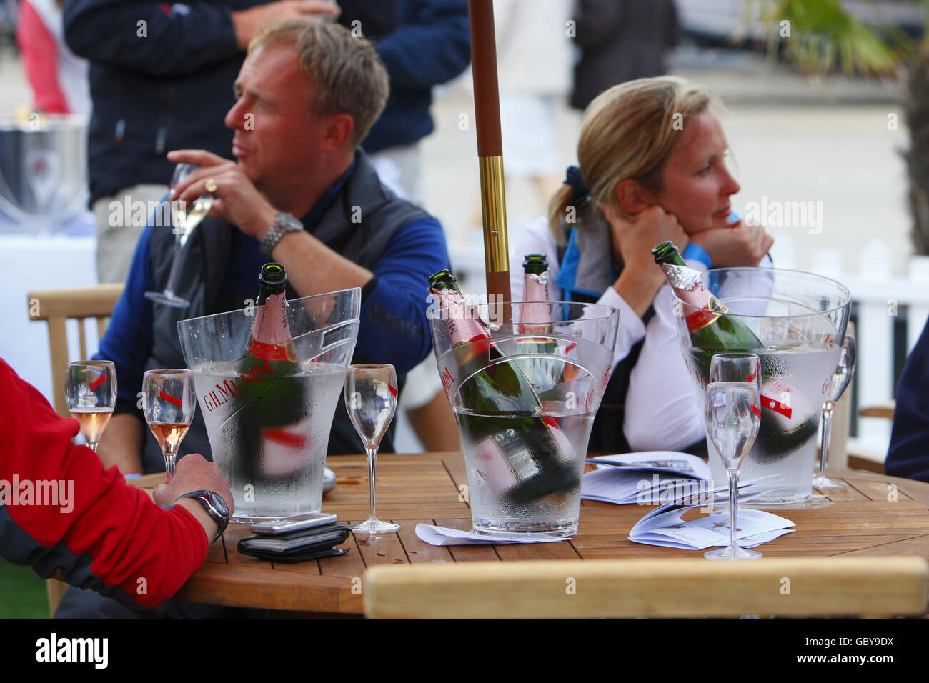 Lo champagne scorre al bar Champagne Mumm a Cowes Yacht Haven il terzo giorno della settimana dei Cowes, la regata velica di fama mondiale che si tiene ogni anno sul Solent, ma altrove gli incassi sono in calo. Oggi gli organizzatori hanno smesso di addebitare agli spettatori l'ingresso alle feste serali a causa della mancanza di commercio. PREMERE ASSOCIAZIONE foto. Data immagine: Martedì 4 agosto 2009. La recessione è stata accusato di aver registrato un calo di circa il 15% rispetto agli anni precedenti. Circa 900 yacht si contenderanno negli otto giorni di gara durante il 183° anno dell'evento. Il credito fotografico dovrebbe essere: Chris Ion/PA Wire Foto Stock