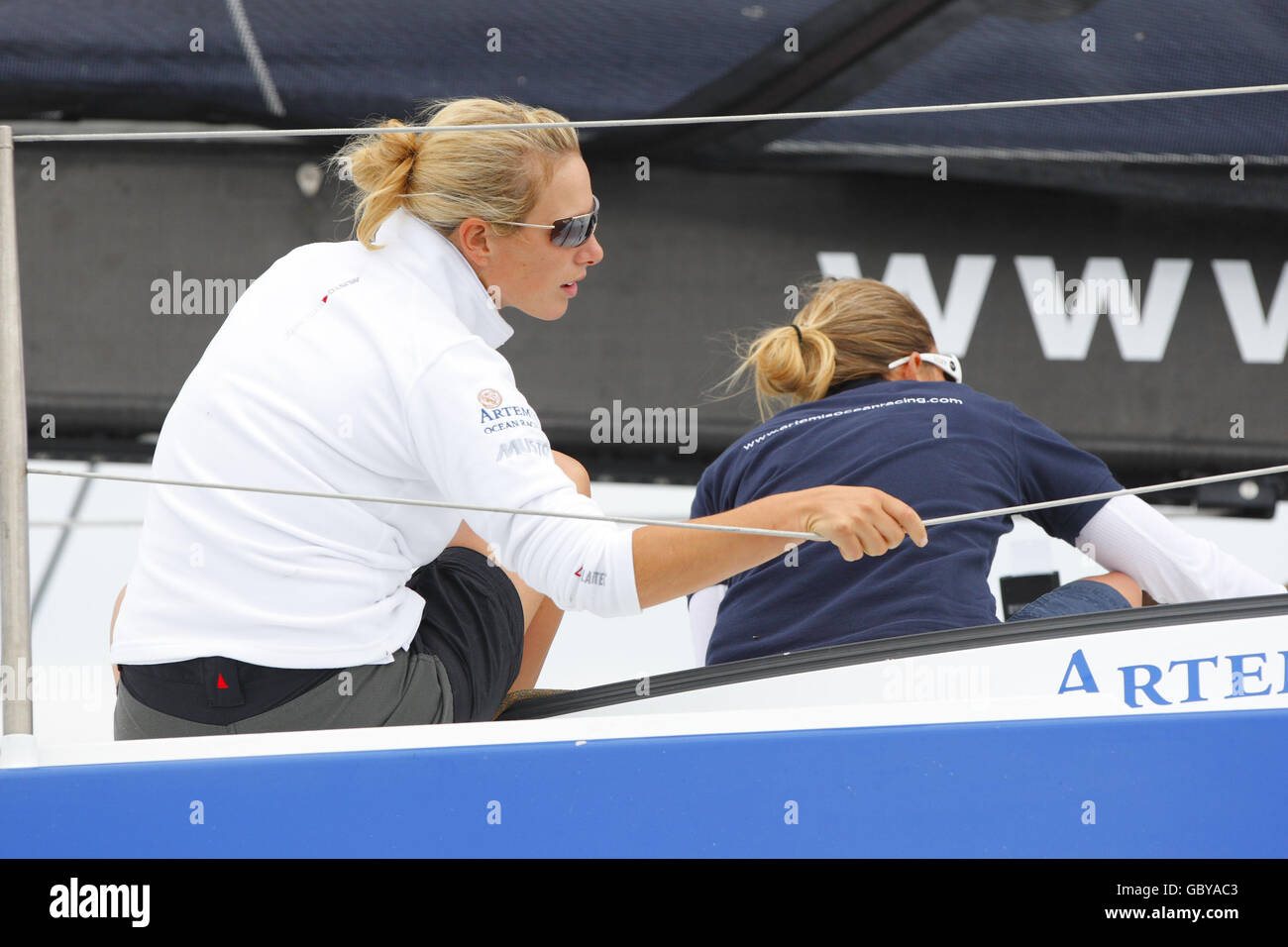 Zara Phillips con la yachtswoman del mondo Sam Davies (a destra) a bordo dello yacht Open 60 Artemis II che gareggia nella gara Artemis Challenge a Cowes, Isola di Wight. Foto Stock