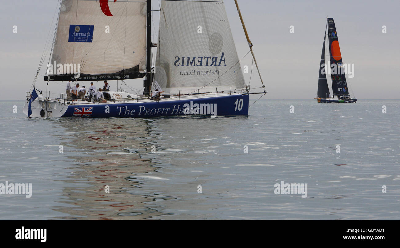La flotta di yacht Open 60 in competizione con la gara Artemis Challenge fa lentamente passi avanti con venti leggeri mentre si dirigono verso est durante la settimana dei Cowes sull'isola di Wight. Foto Stock